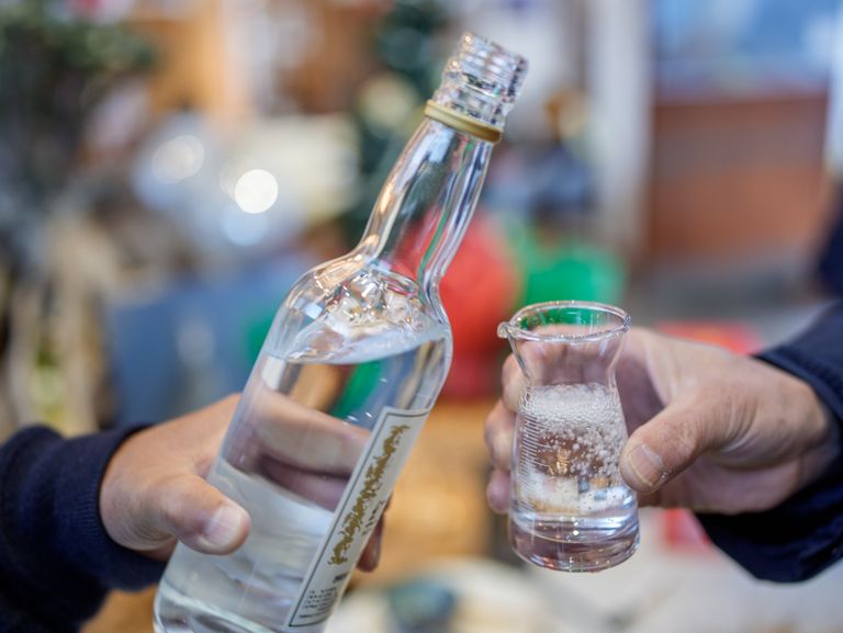 Korean Traditional Liquor: How to Choose Your First Bottle 3 Choose your first Korean traditional liquor with a practical guide to styles, Korean labels, storage, sweetness, ABV, and six historic names.