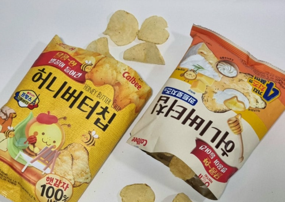 5 Best Korean Snacks Foreign Tourists Stuff in Their Suitcases (US Buying Guide) 2 Honey Butter Chips, Banana Kick and shrimp crackers lined up on table