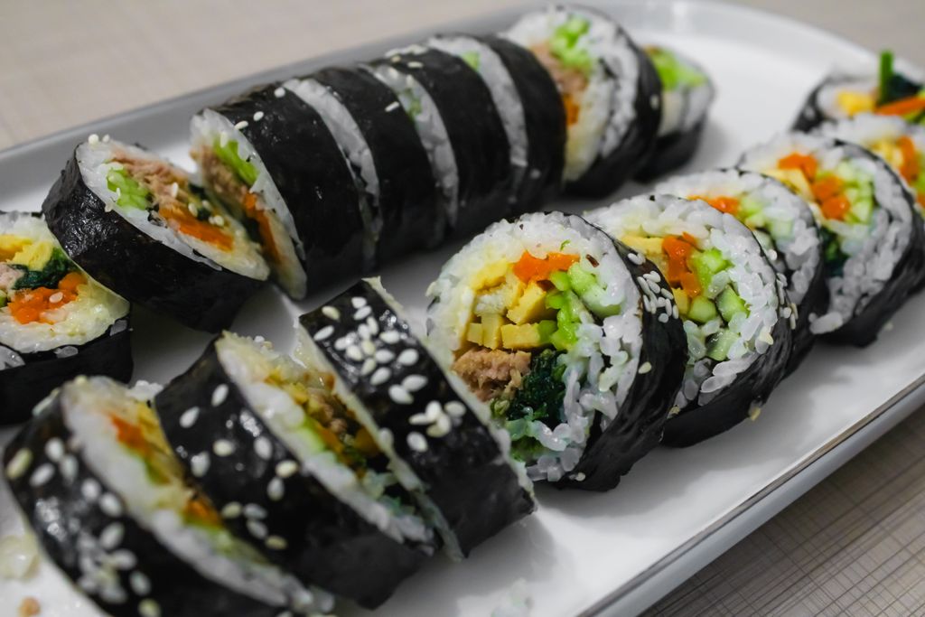 4 Korean Convenience Store Combos to Make at Home (Banana Latte, Cheese Rabokki & More) 4 Gimbap rolls dipped in tteokbokki sauce - Korean combo