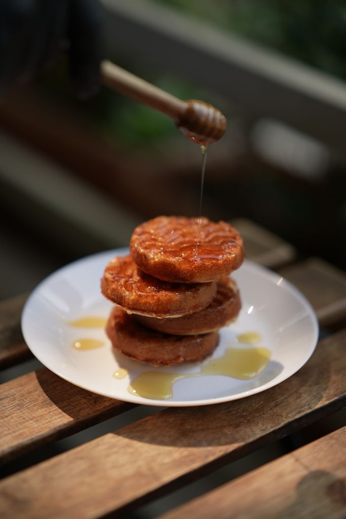 5 Best Korean Snacks Foreign Tourists Stuff in Their Suitcases (US Buying Guide) 3 Korean yakgwa honey cookies with tea in small cups