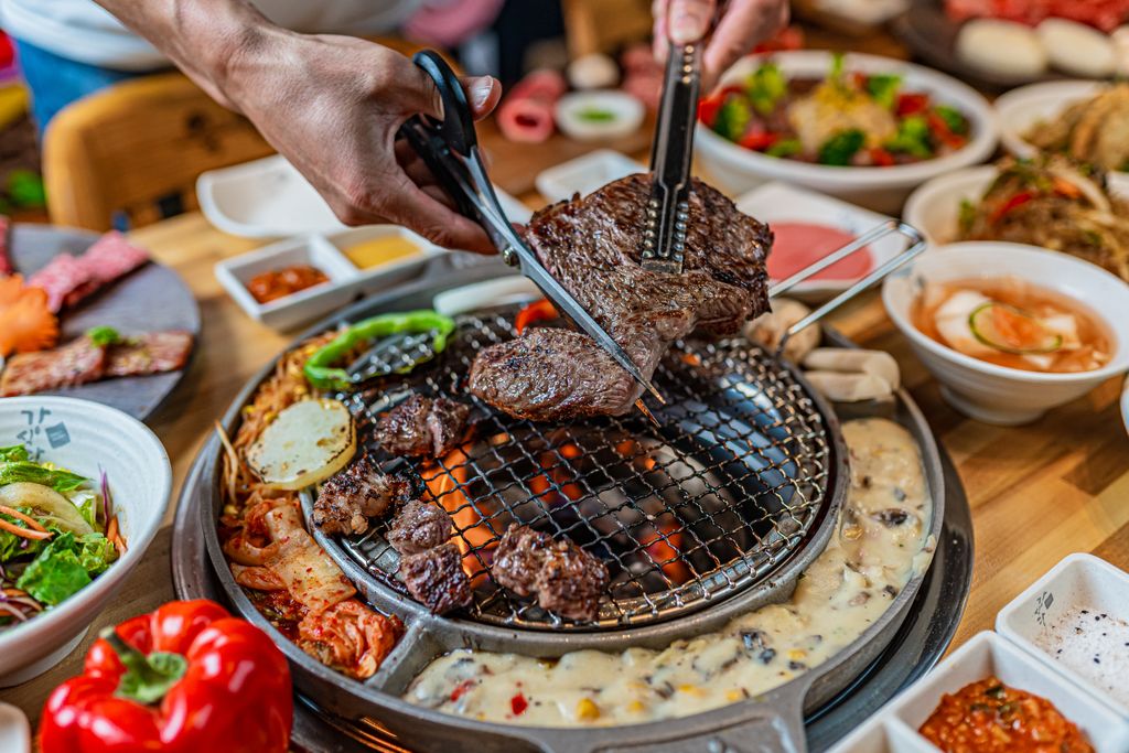 Korean BBQ at Home: My Exact Shopping List (Meat, Marinade & Grill Pan) 3 Korean BBQ grill pan with kitchen scissors and tongs